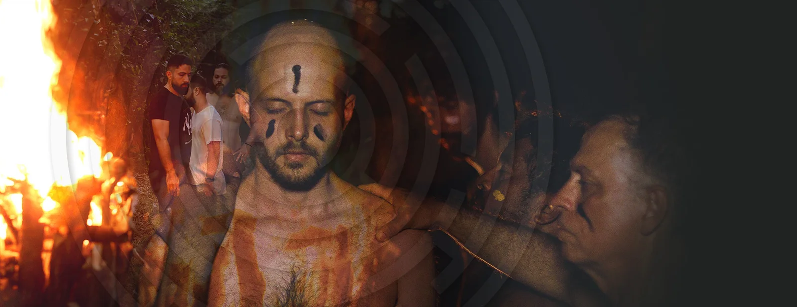 Homem com marcas rituais junto ao fogo, círculo de homens ao redor